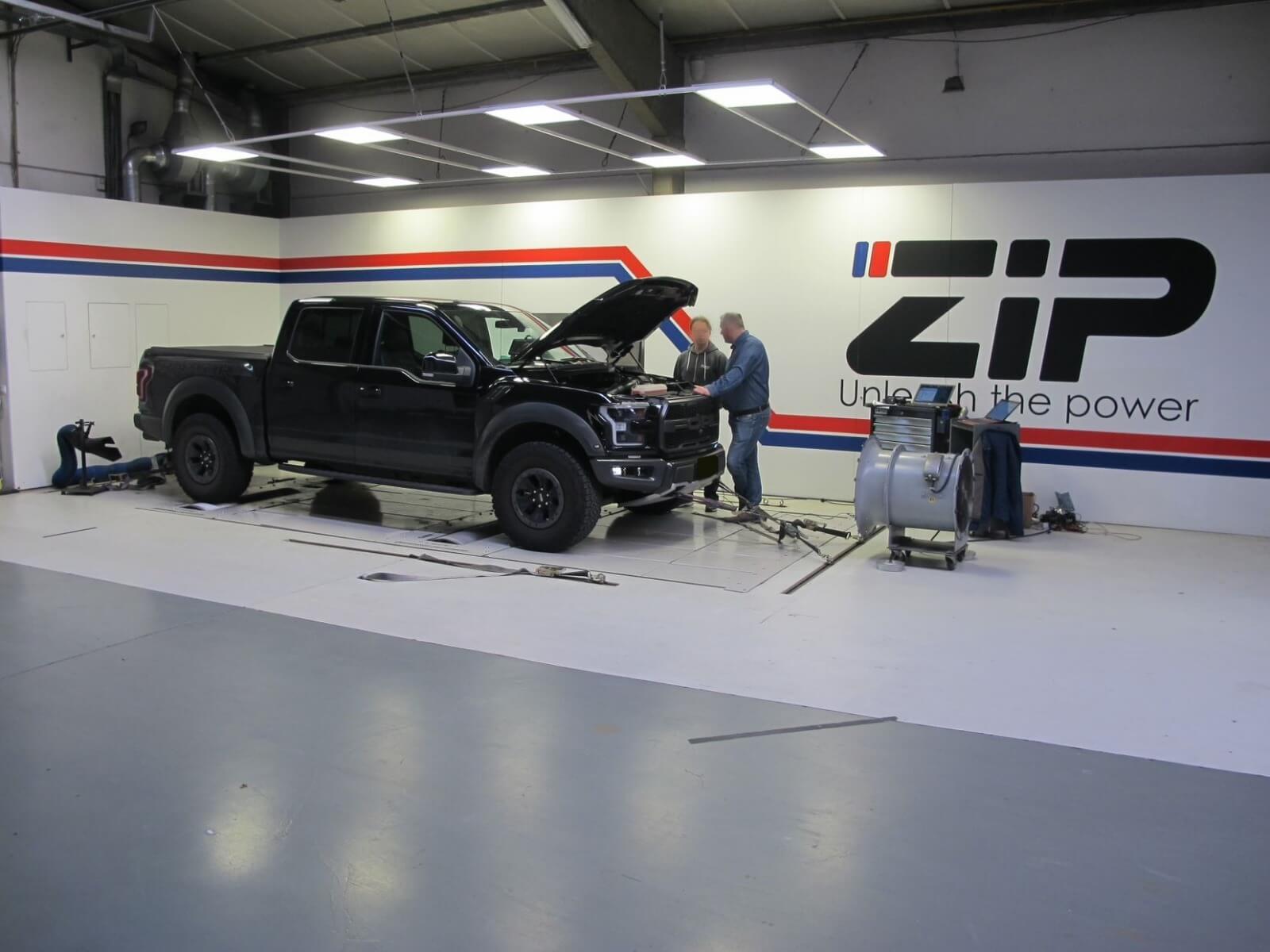 Ford Raptor i bromsbänk under verifiering av ZFLASH-optimering